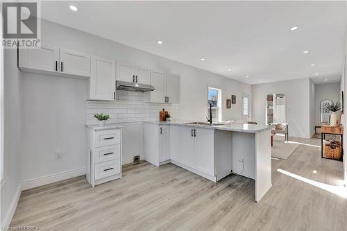 15 Gordon Street, Brantford, ON - Indoor Photo Showing Kitchen With Upgraded Kitchen