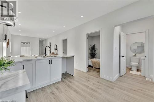 15 Gordon Street, Brantford, ON - Indoor Photo Showing Bathroom