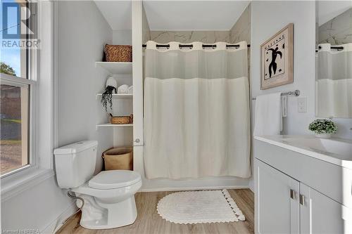 15 Gordon Street, Brantford, ON - Indoor Photo Showing Bathroom