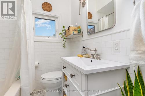 285 Mary Street, Hamilton, ON - Indoor Photo Showing Bathroom