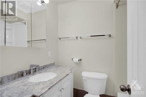 8 Henfield Avenue, Ottawa, ON - Indoor Photo Showing Bathroom