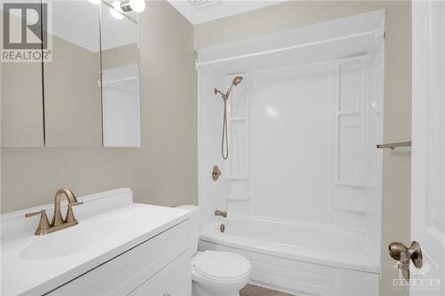 8 Henfield Avenue, Ottawa, ON - Indoor Photo Showing Bathroom