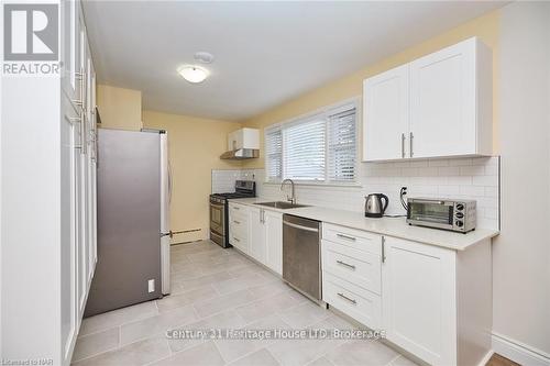 118 Rosemount Avenue, Port Colborne (878 - Sugarloaf), ON - Indoor Photo Showing Kitchen