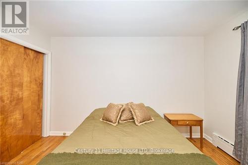 118 Rosemount Avenue, Port Colborne (878 - Sugarloaf), ON - Indoor Photo Showing Bedroom