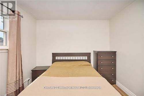 118 Rosemount Avenue, Port Colborne (878 - Sugarloaf), ON - Indoor Photo Showing Bedroom