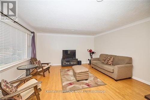 118 Rosemount Avenue, Port Colborne (878 - Sugarloaf), ON - Indoor Photo Showing Living Room