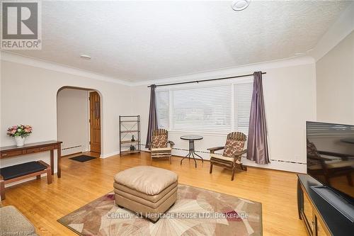 118 Rosemount Avenue, Port Colborne (878 - Sugarloaf), ON - Indoor Photo Showing Living Room