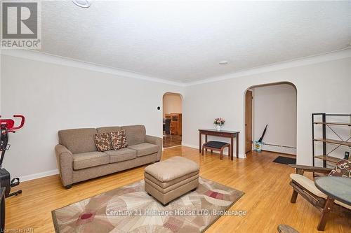 118 Rosemount Avenue, Port Colborne (878 - Sugarloaf), ON - Indoor Photo Showing Living Room