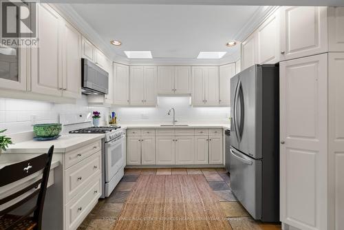 169 Parkhurst Boulevard, Toronto, ON - Indoor Photo Showing Kitchen