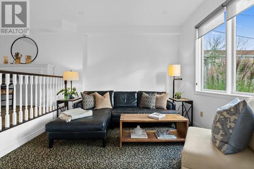 169 Parkhurst Boulevard, Toronto, ON - Indoor Photo Showing Living Room