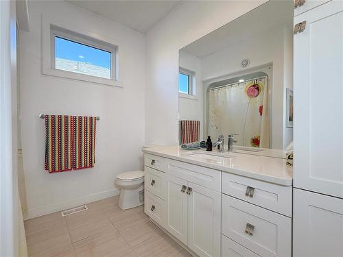 41 Southview Drive, Brandon, MB - Indoor Photo Showing Bathroom