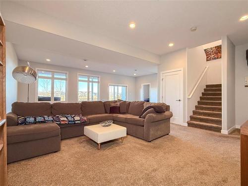 41 Southview Drive, Brandon, MB - Indoor Photo Showing Living Room