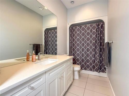 41 Southview Drive, Brandon, MB - Indoor Photo Showing Bathroom