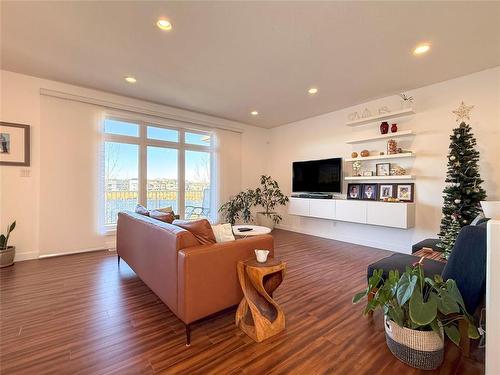 41 Southview Drive, Brandon, MB - Indoor Photo Showing Living Room