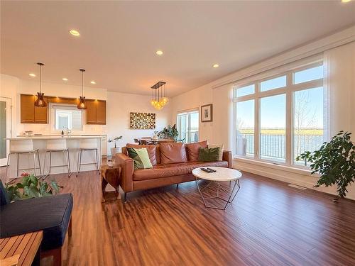 41 Southview Drive, Brandon, MB - Indoor Photo Showing Living Room