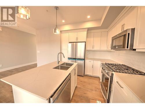 130 Colebrook Road Unit# 24, Kamloops, BC - Indoor Photo Showing Kitchen With Double Sink With Upgraded Kitchen