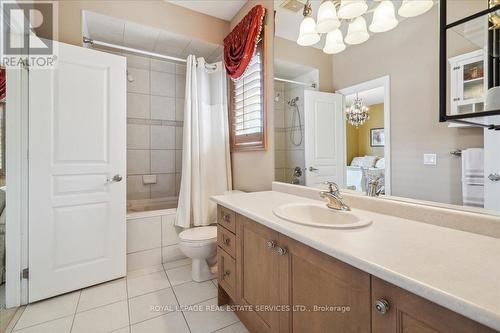 559 Golfview Court, Oakville, ON - Indoor Photo Showing Bathroom