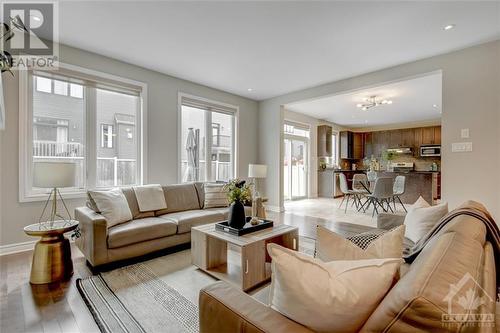 213 Mission Trail Crescent, Ottawa, ON - Indoor Photo Showing Living Room