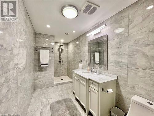 184 Dundas Street E, Waterdown, ON - Indoor Photo Showing Bathroom