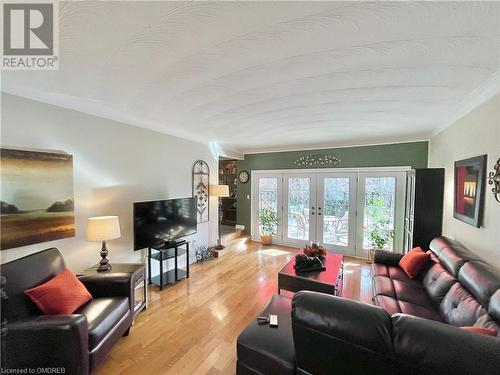 184 Dundas Street E, Waterdown, ON - Indoor Photo Showing Living Room