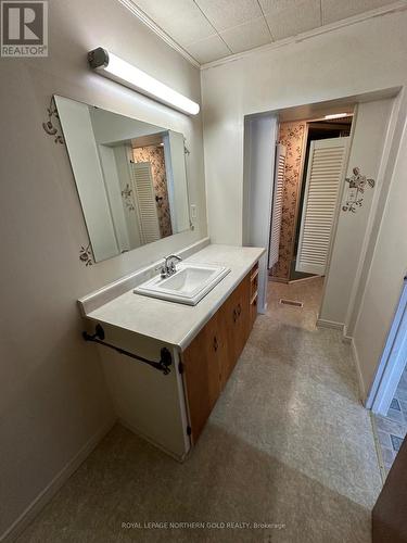 90 Third Street, Kirkland Lake, ON - Indoor Photo Showing Bathroom