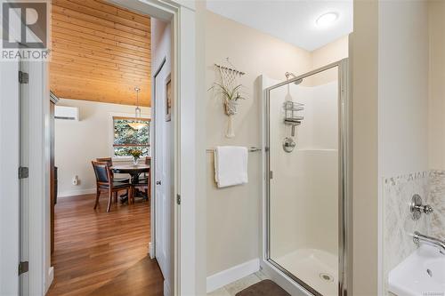 122 1080 Resort Dr, Parksville, BC - Indoor Photo Showing Bathroom