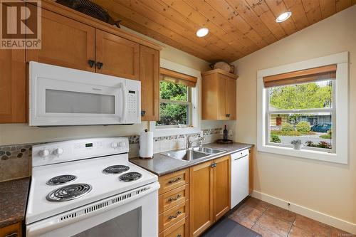 122 1080 Resort Dr, Parksville, BC - Indoor Photo Showing Kitchen With Double Sink