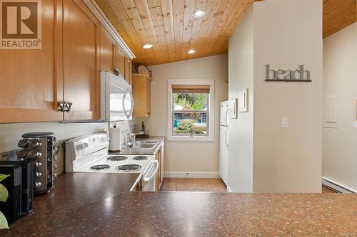 122 1080 Resort Dr, Parksville, BC - Indoor Photo Showing Kitchen