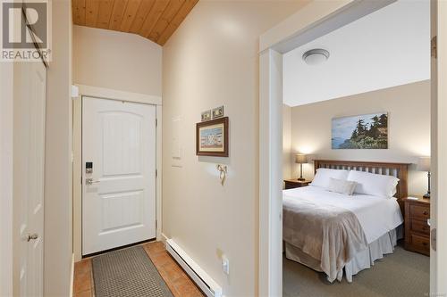 122 1080 Resort Dr, Parksville, BC - Indoor Photo Showing Bedroom