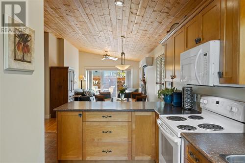 122 1080 Resort Dr, Parksville, BC - Indoor Photo Showing Kitchen