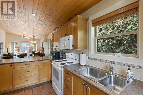 122 1080 Resort Dr, Parksville, BC - Indoor Photo Showing Kitchen With Double Sink