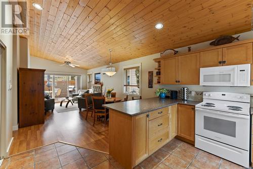 122 1080 Resort Dr, Parksville, BC - Indoor Photo Showing Kitchen