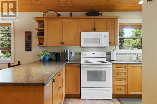 122 1080 Resort Dr, Parksville, BC - Indoor Photo Showing Kitchen