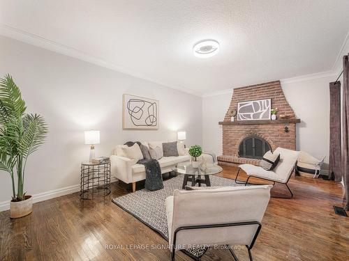 17 Chapais Cres, Toronto, ON - Indoor Photo Showing Living Room