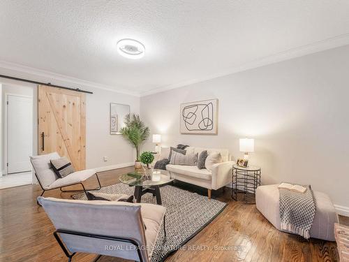 17 Chapais Cres, Toronto, ON - Indoor Photo Showing Living Room