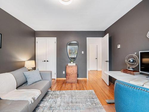 17 Chapais Cres, Toronto, ON - Indoor Photo Showing Living Room