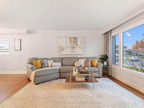 17 Chapais Cres, Toronto, ON - Indoor Photo Showing Living Room