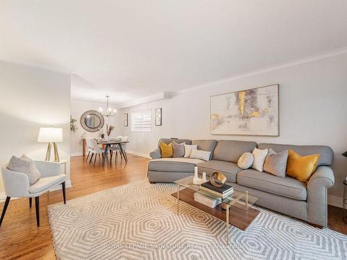 17 Chapais Cres, Toronto, ON - Indoor Photo Showing Living Room