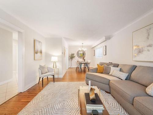 17 Chapais Cres, Toronto, ON - Indoor Photo Showing Living Room