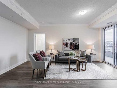 317-25 Baker Hill Blvd, Whitchurch-Stouffville, ON - Indoor Photo Showing Living Room