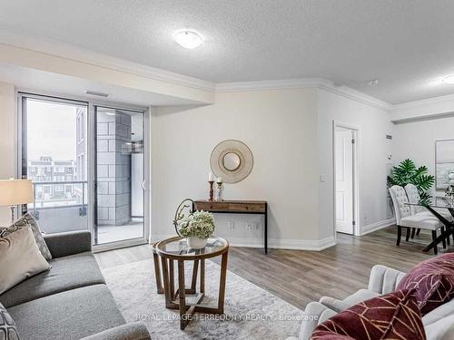 317-25 Baker Hill Blvd, Whitchurch-Stouffville, ON - Indoor Photo Showing Living Room