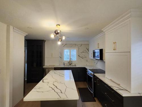 2134 Salma Cres, Burlington, ON - Indoor Photo Showing Kitchen