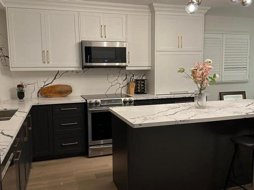 2134 Salma Cres, Burlington, ON - Indoor Photo Showing Kitchen