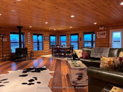 189 East Hungerford Rd, Tweed, ON - Indoor Photo Showing Living Room