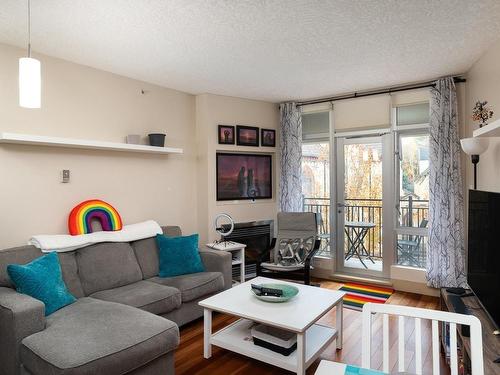 S204-737 Humboldt St, Victoria, BC - Indoor Photo Showing Living Room