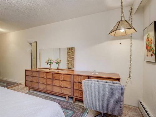 302-1025 Inverness Rd, Saanich, BC - Indoor Photo Showing Bedroom