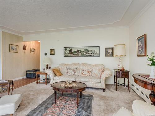 302-1025 Inverness Rd, Saanich, BC - Indoor Photo Showing Living Room