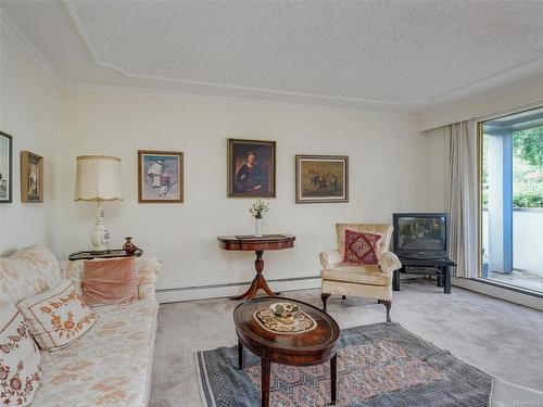 302-1025 Inverness Rd, Saanich, BC - Indoor Photo Showing Living Room