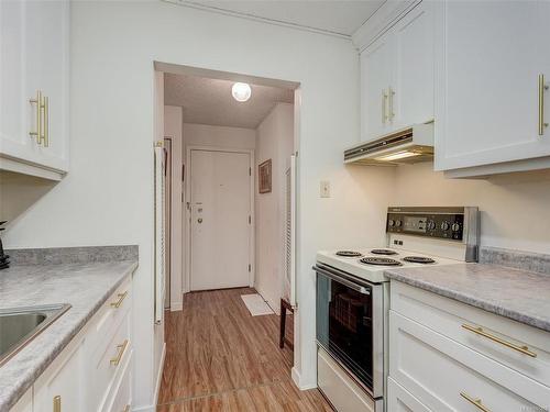 302-1025 Inverness Rd, Saanich, BC - Indoor Photo Showing Kitchen