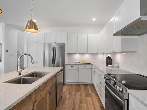 1271 Dunsterville Ave, Saanich, BC - Indoor Photo Showing Kitchen With Double Sink With Upgraded Kitchen